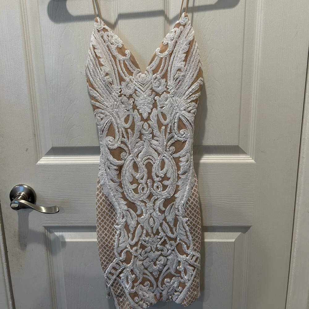 Short dress size 0 white and nude 🤍